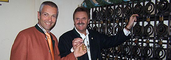 Hofbr&auml;u Chef Dr. Michael M&ouml;ller &uuml;berreichte den Ma&szlig;krugSafeschl&uuml;ssel an Europa-Park Chef Roland Mack (Foto: Martin Schmitz)